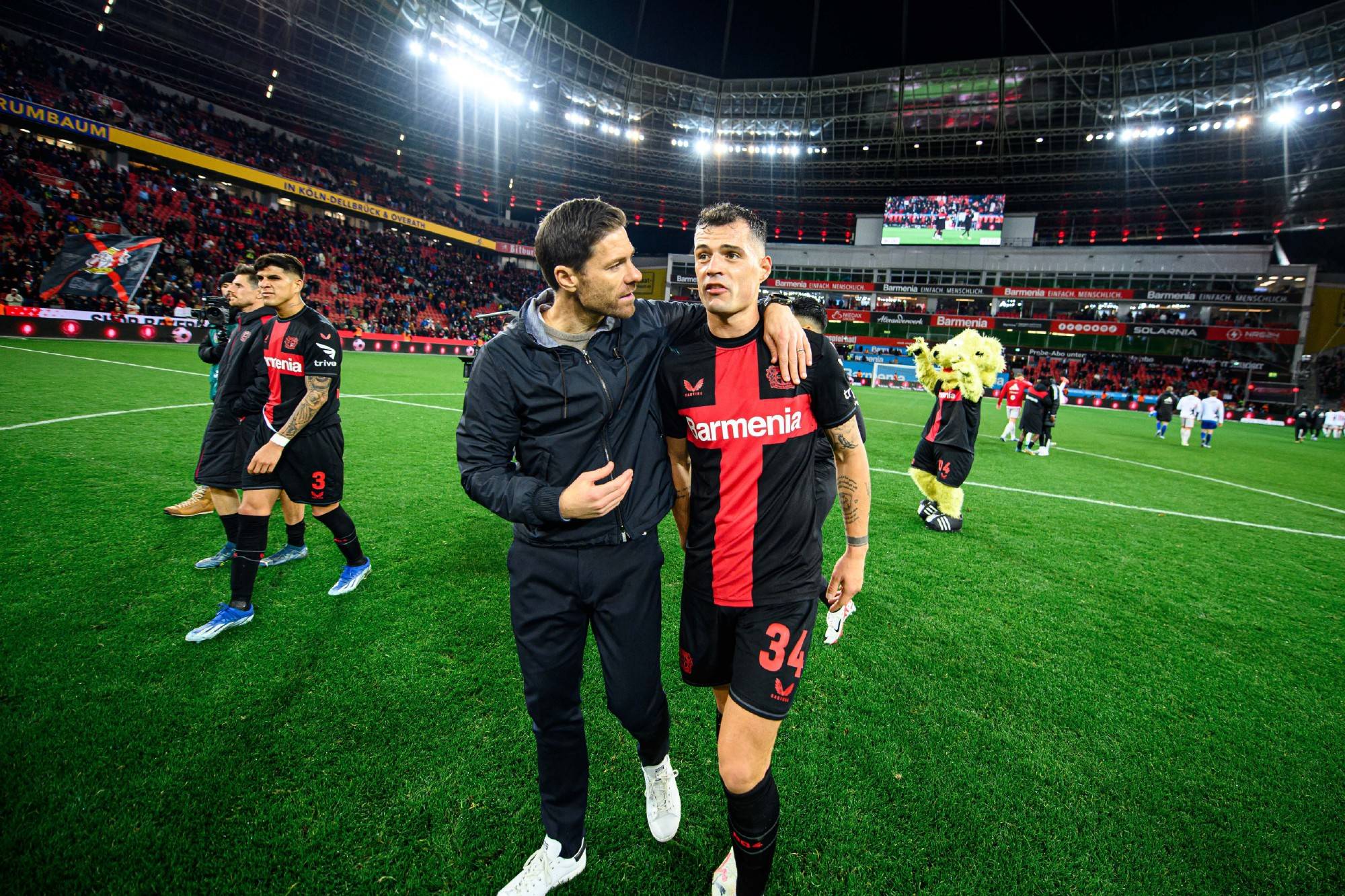 关于拜仁轻取热刺，卡瓦尼补时绝平德甲的信息